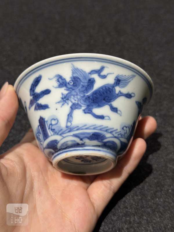 明嘉靖 青花海马纹杯 - 图2